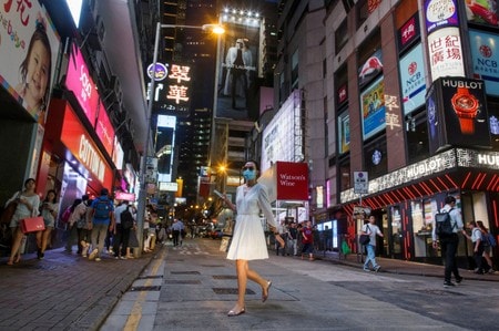 　１１月１５日、香港政府が発表した第３・四半期の域内総生産（ＧＤＰ）改定値は季節調整済み前期比で３．２％減と、速報値と一致した。写真は８月２２日、香港で撮影（２０１９年　ロイター/Thomas Peter）