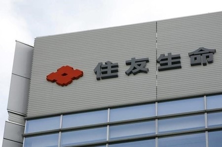 　１０月２４日、住友生命保険は、２０１７年度下期の資産運用計画で、国内債券の代替投資として引き続き為替ヘッジ付き外国債券への投資を進める方針を示した。写真はロゴ、都内で２００９年７月撮影（２０１７年　ロイター）