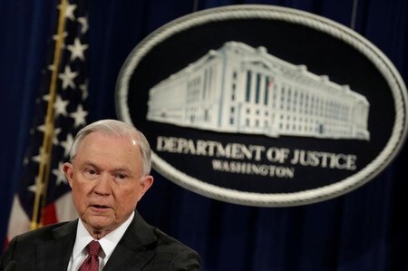 　３月２日、セッションズ米司法長官（写真）は昨年の大統領選期間中に駐米ロシア大使と面会していた問題を巡り、選挙について話し合われたかどうかを調べる捜査に関与しないと述べた。司法省で撮影（２０１７年　ロイター/Yuri Gripas）