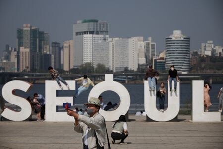 　韓国統計庁は１日、２０２２年の韓国人の平均寿命が２１年の８３．６歳より０．９歳短い８２．７歳だったと発表した。平均寿命が縮むのは１９７０年の統計開始以降初めて。新型コロナウイルス感染症関連の死亡が増えたことが原因。ソウルで昨年４月撮影（２０２３年　ロイター／Kim Hong-Ji）