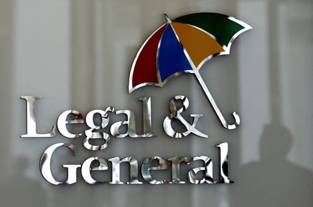 　野村不動産は英金融サービス大手リーガル・アンド・ジェネラル（Ｌ＆Ｇ）と、英国で１０００戸以上の賃貸用住宅を建設する契約を締結した。画像は同社ロゴと同社オフィス。２００８年３月、ロンドンで撮影（２０２５年　ロイター/Alessia Pierdomenico）