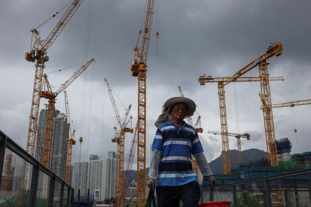 　中国国家統計局が１６日発表した１─２月の不動産投資は前年同期比１１．１％減少した。写真は香港の啓徳地区にある住宅開発の建設現場。２０２５年５月撮影（２０２６年　ロイター/Tyrone Siu）