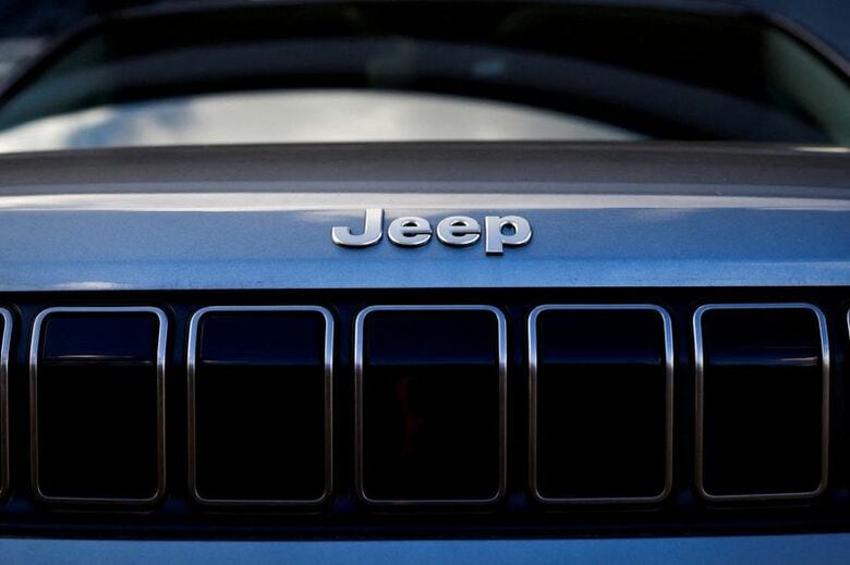 写真は欧米自動車大手ステランティスのＳＵＶ（スポーツタイプ多目的車）ブランド「ジープ」のロゴ。2025年2月、オランダのナイメーヘンで撮影。 REUTERS/Piroschka van de Wouw