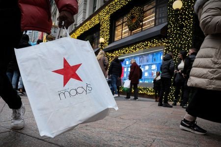 ７月１５日、経営再建中の米百貨店大手メーシーズは、不動産投資会社などから受けていた計６８億６０００万ドルの買収提案と株式非公開化の交渉を打ち切ったと発表した。写真はニューヨークで２０２３年１２月撮影（２０２４年　ロイター／Brendan McDermid）