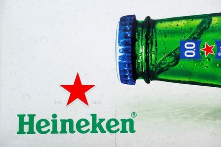 オランダのビール大手ハイネケンが２９日発表した上期の営業利益は１２．５％増と、市場予想の１３．２％増を下回った。写真は配送トラックに描かれた同社のロゴ。２０２３年３月、オランダ・ナイメーヘンで撮影（２０２４年　ロイター／Piroschka van de Wouw）
