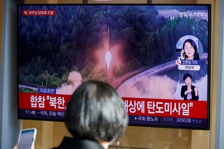 韓国軍は１７日、北朝鮮が同日発射したミサイルは約２４０キロメートル飛行し、高度４７キロにマッハ４の速さで到達したと発表した。写真はソウルで撮影（２０２２年　ロイター／HEO RAN）