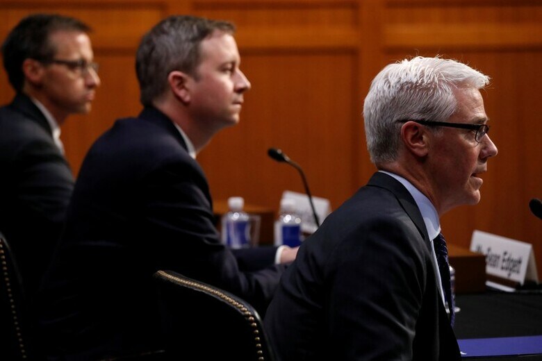 １０月３１日、米上院司法委員会の犯罪・テロに関する小委員会は昨年の米大統領選へのロシア介入疑惑を巡り公聴会を開き、フェイスブック、ツイッター、アルファベット傘下のグーグルの法律顧問が証言した。写真右はフェイスブック法務顧問のコリン・ストレッチ氏（２０１７年　ロイター/Jonathan Ernst）