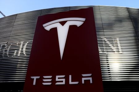 　１１月２日、米電気自動車（ＥＶ）大手テスラの中国第１号店で旗艦店だったショールームが閉鎖されていることを、ロイター記者が同店を訪れ確認した。写真はテスラのロゴ。昨年１月北京市内で撮影（２０２２年　ロイター/Tingshu Wang）