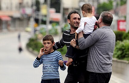 銃撃戦で一時離れ離れになり、再会した家族　Ognen Teofilovski-REUTERS