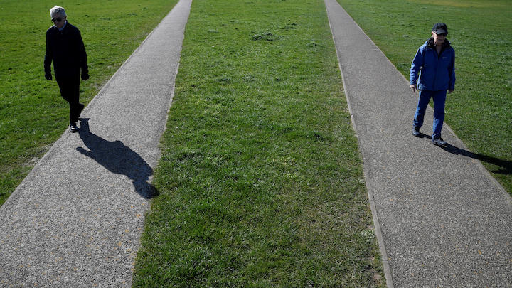 距離を開けなければ死ぬが、距離を開け続ければ経済が死ぬ (新型コロナ流行の中、ロンドンの公園を散歩する高齢者）　Toby Melville-REUTERS