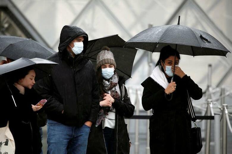フランス北部で新型コロナウイルスの患者2人が死亡したと、ル・バリジャン紙が2日報じた。これで国内の死者は計4人になった。写真は閉鎖されたパリのルーブル美術館から引き揚げる観光客ら（2020年　ロイター/BENOIT TESSIER）
