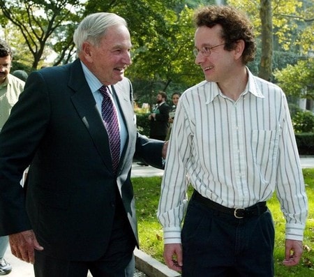 　３月２０日、米大富豪で慈善家としても知られるデービッド・ロックフェラー氏（写真左）が２０日、ニューヨーク郊外の自宅で心不全のため死去した。１０１歳だった。写真はニューヨークで２００３年１０月撮影（２０１７年　ロイター／Jeff Christensen）