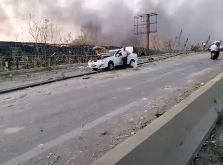 　８月４日、トランプ米大統領は、レバノンの首都ベイルートで発生した大規模爆発を受け、同国への支援を表明するとともに「攻撃」との見解を示した。写真は現場の動画から抜粋（２０２０年　ロイター/Tony Wakim）