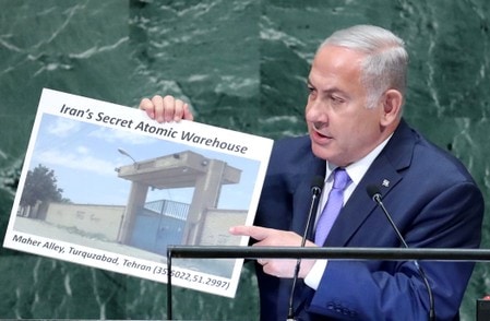 　９月２７日、イスラエルのネタニヤフ首相は、国連総会で行った演説で、イランの首都テヘランに秘密の核施設があると主張し、２０１５年のイラン核合意の存続を目指している欧州主要国を強く非難した。写真を持ち演説する同首相。ニューヨークで撮影(２０１８年　ロイター／Carlo Allegri)