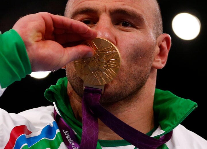 ロンドン五輪で金メダルにキスするレスリングのタイマゾフ選手　Grigory Dukor-REUTERS