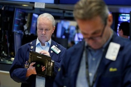 　６月５日、米国株式市場で、主要株価３指数はいずれも反落、小幅安で取引を終えた。写真はＮＹ証券取引所のトレーダー、２日撮影（２０１７年　ロイター/Brendan McDermid）