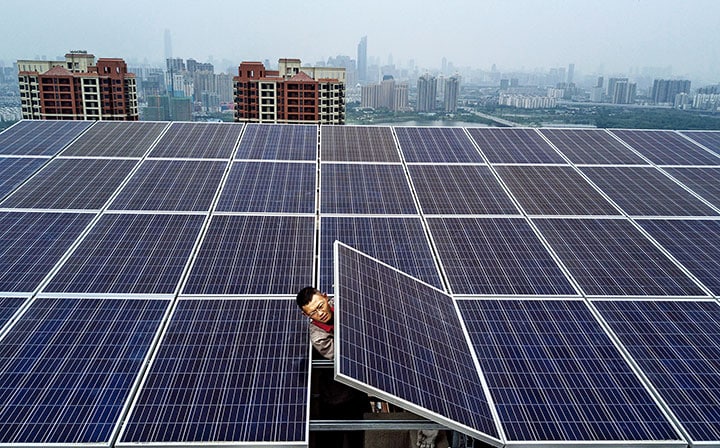 化石燃料に回帰するアメリカを尻目に自然エネルギーで世界をリードするのは中国？（湖北省武漢）　Kevin Frayer/GETTY IMAGES