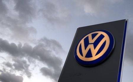 １０月１５日、独ＶＷは、排ガス試験不正問題への対応として、ＥＵで８５０万台をリコールすると発表。写真は２０１３年１０月、ハンブルクで撮影（２０１５年　ロイター/Fabian Bimmer）