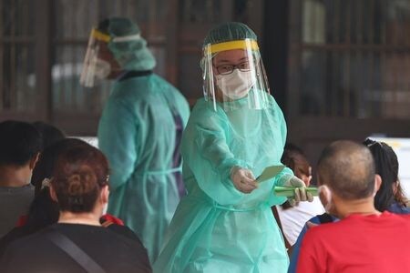 　５月１５日　台湾は台北市などで新型コロナウイルスの警戒水準を引き上げた。写真はＰＣＲ検査の会場。５月１５日、台北で撮影（２０２１年　ロイター/Ann Wang）