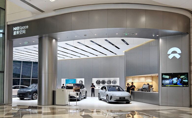 中国EVの新興メーカー、NIOの上海ショールーム（2023年7月15日）　Photo by Costfoto/NurPhoto