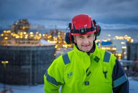 ノルウェーのストーレ首相（写真）は２日、ウクライナへの軍事・民生支援の原資をねん出するため、今後数年、政府系ファンド（ＳＷＦ）からの拠出額を増額する方針を示した。国内のＬＮＧ施設で1月撮影。（2023年　ロイター/NTB）