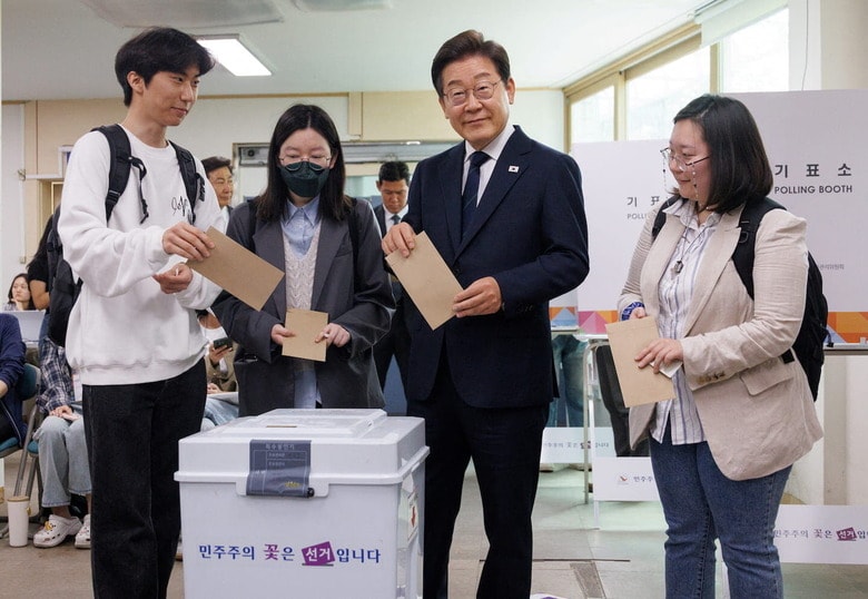 大統領選をリードするイ・ジェミョン候補が事前投票を行った。この後この投票所ではとんでもないトラブルが……　Yonhap REUTERS