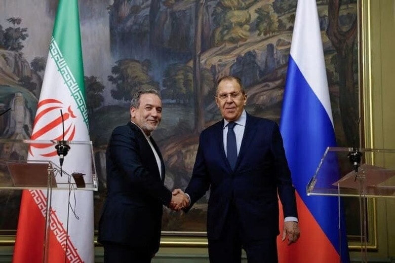 ロシアのラブロフ外相（写真右）は６日、ブラジルのリオデジャネイロで開催された新興国グループ「ＢＲＩＣＳ」首脳会議でイランのアラグチ外相（同左）と会談し、イランの核問題を巡る紛争の解決を支援する意向を改めて示した。資料写真、4月撮影(２０２５年　ロイター/Tatyana Makeyeva/Pool)