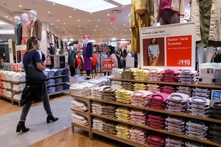 ４月２７日、コンファレンス・ボード（ＣＢ）が発表した４月の米消費者信頼感指数は１２１．７と、前月の１０９．０から上昇し、新型コロナウイルス感染拡大によるパンデミック（世界的大流行）が始まる直前の２０２０年２月以来の高水準となった。写真は２０１９年３月、ニューヨーク市の小売店で（２０２１年　ロイター／Brendan McDermid）