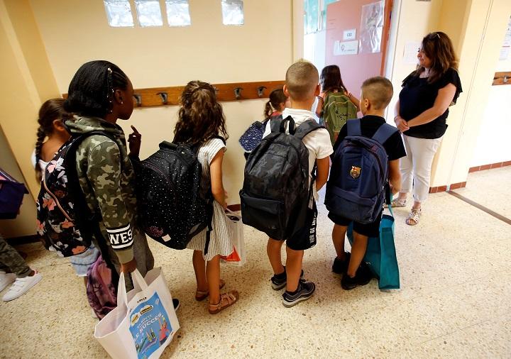 新学年が始まった9月2日、教室の前に集合したフランス・マルセーユの生徒たち　Jean-Paul Pelissier-REUTERS