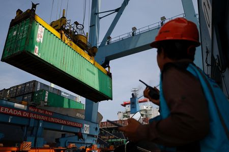 　８月１日、インドネシアの統計局が発表した６月の貿易統計によると、輸出は予想を上回る伸びとなった。写真は、インドネシア・ジャカルタのタンジュンプリオク港で船からトラックに荷揚げされるコンテナ。２月撮影（２０２５年　ロイター/Willy Kurniawan）