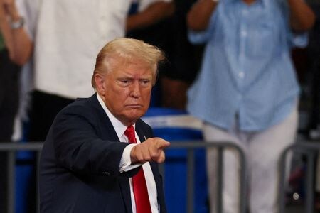 １１月の米大統領選に向け、共和党の大統領候補に決まったトランプ前大統領（写真）は６日、来週１２日夜に、自身に支持を表明している実業家イーロン・マスク氏と「重要なインタビュー」を行うと明らかにした。米ジョージア州アトランタで３日開かれた選挙集会で撮影（２０２４年　ロイター/Umit Bektas）
