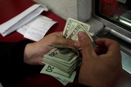 　１０月３１日、正午のドル／円は、前日ニューヨーク市場の午後５時時点から１０銭程度ドル安／円高の１１３．０７／０９円付近。写真はメキシコのモンテレーで昨年１１月撮影（２０１７年　ロイター／Daniel Becerril）