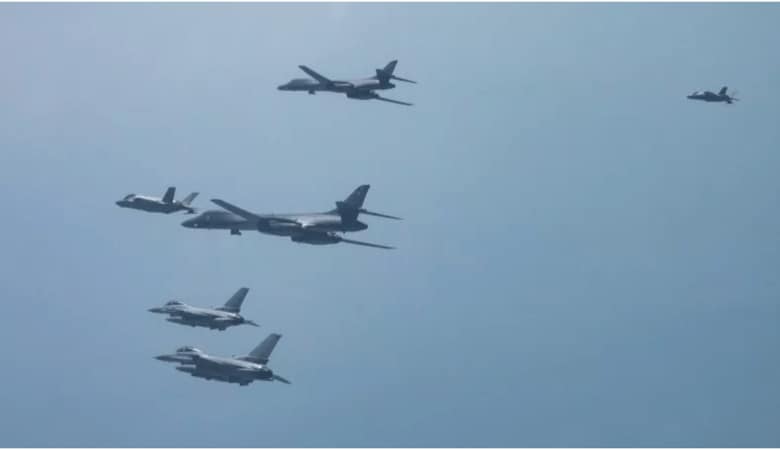 韓国上空で編隊飛行をするB1B爆撃機2機（中央）とF16、F35A（4月15日）South Korean Air Force