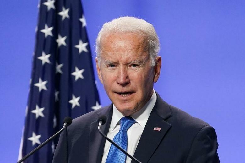バイデン米大統領は7日に実施するロシアのプーチン大統領との電話会談で、ロシアがウクライナ侵攻に踏み切れば甚大な経済的代償を払うことになると警告する。11月撮影（2021年　ロイター/Kevin Lamarque）