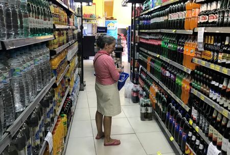 ブラジル中央銀行が１７日発表した第３・四半期の経済活動指数は０．６４％低下し、農業部門の伸びに支えられたこれまでの好調から一転した。資料写真、２０１９年５月、リオデジャネイロのスーパーマーケット（２０２３年　ロイター／Pilar Olivares）