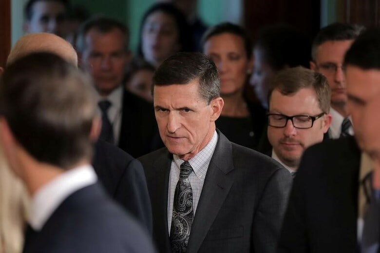 ５月２３日、ロシアの米大統領選介入疑惑を巡り、米上院情報特別委員会の幹部はフリン前大統領補佐官（写真中央）の２つの会社に対し、関連文書の提出を命じる召喚状を送ると明らかにした。ホワイトハウスで２月撮影（２０１７年　ロイター／Carlos Barria）