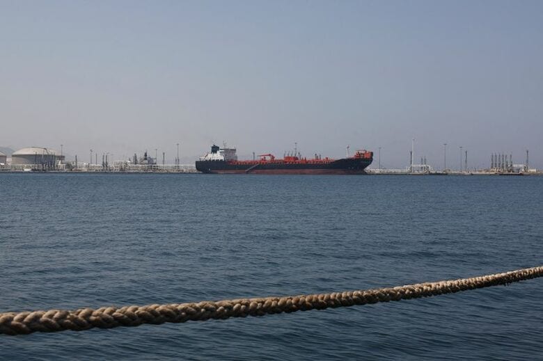 アラブ首長国連邦（ＵＡＥ）フジャイラ港に停泊中の石油・化学タンカー。６日撮影。REUTERS/Amr Alfiky
