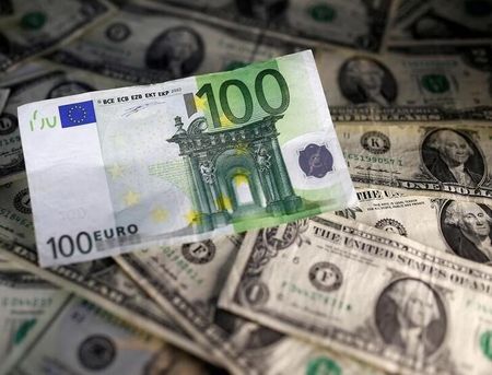 ニューヨーク外為市場ではユーロが下落。欧州中央銀行（ＥＣＢ）のラガルド総裁は２８日、ＥＣＢが検討している債券買い入れプログラムについて発言したものの、金融政策見通しについて新たな手がかりを示さなかった。写真は２０１６年１１月撮影（２０２２年　ロイター／Dado Ruvic）