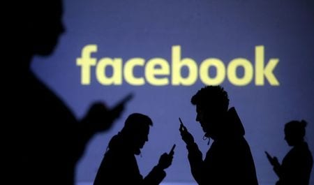 　８月１７日、米フェイスブック（ＦＢ）のコンテンツポリシーがモディ印首相率いる与党インド人民党（ＢＪＰ）に有利になっているとするメディア報道を受けて、インド政界ではＦＢがやり玉に挙がっている。２０１８年３月撮影（２０２０年　ロイター/Dado Ruvic/Illustration）