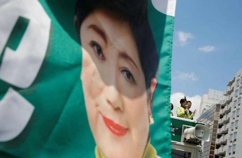 ７月２日、東京都議会議員選挙は投開票が行われ、小池百合子知事が率いる「都民ファーストの会」が現有６議席から４９議席へと大幅に躍進し、推薦した候補や公明党などと合わせ、小池知事の支持勢力が議会の過半数を占めることになった。写真は街頭演説する小池知事。都内で５月２８日撮影（２０１７年　ロイター/Kim Kyung-Hoon）