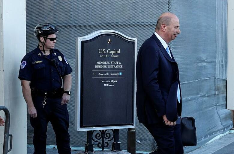 米国のソンドランド駐欧州連合（EU）大使はトランプ大統領の弾劾調査を進める下院で追加証言を行い、ウクライナ政府高官に対し、同政府が米側の要求する「反汚職」に関する声明を出すまでは、保留中の軍事支援が実施されることはないと伝えていたと認めた。写真は非公開の委員会で証言後、議会を出るソンドランド氏。10月28日、ワシントンで撮影（2019年　ロイター/Siphiwe Sibeko）