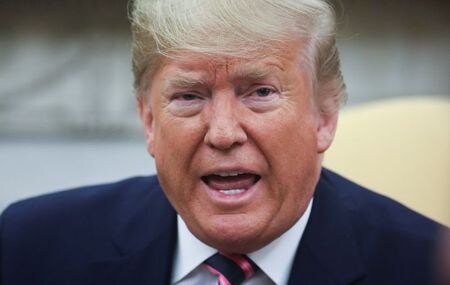 １２月１３日、米下院司法委員会はトランプ大統領弾劾訴追案を巡る採決を実施し、権力乱用と議会妨害の弾劾条項を賛成多数で可決した。写真は同日、ホワイトハウスで記者団に語るトランプ大統領（２０１９年　ロイター／Jonathan Ernst）