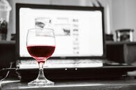 在宅勤務中に４割以上が「飲酒」と回答