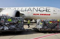 インドの空港倉庫に国際支援物資置き去り　「どこに配られるか誰も把握していない」