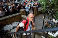 首相側近のロックダウン破りに猛反発、いかにもイギリス的なエリート不信