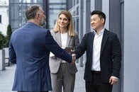 疎かにできないアイコンタクト 外国人と打ち解けるコツと握手のマナーとは？