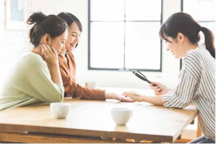 手相をみる女性