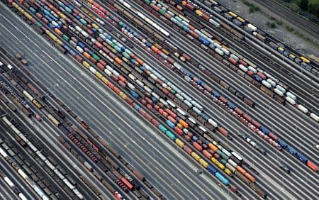８月１３日、欧州連合（ＥＵ）統計局が発表したユーロ圏の６月の貿易収支は１８１億ユーロ（２１２億ドル）の黒字と、黒字幅が前月の７５億ユーロから拡大した。独ハンブルグ近郊のコンテナ列車ヤードで２０１２年９月撮影（２０２１年　ロイター/Fabian Bimmer）