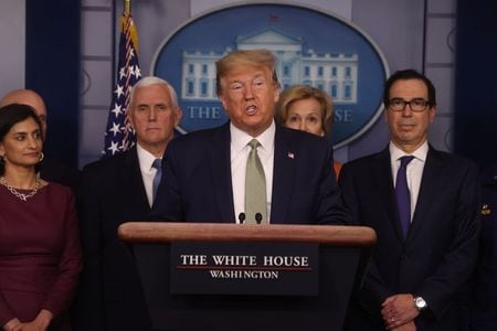 トランプ米大統領は１７日、新型コロナウイルスの経済的衝撃を和らげるために、国民に小切手を支給する計画を明らかにし、最大１０００ドルになる可能性があると述べた（２０２０年　ロイター/JONATHAN ERNST）