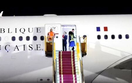 　５月２６日、フランスのマクロン大統領は、東南アジア歴訪の最初の国ベトナムに到着した際、妻のブリジットさんに手で顔を押される様子が映像にとらえられたことについて、冗談を交わしていただけだと説明した。写真は、ビデオからのスクリーンショットで、マクロン大統領が顔を押しのけられている様子。５月２５日、ハノイで撮影 （２０２５年　ロイター/Reuters TV）